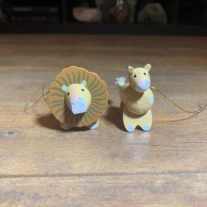 423. Avon Noah's Ark Wooden Lion & Lioness